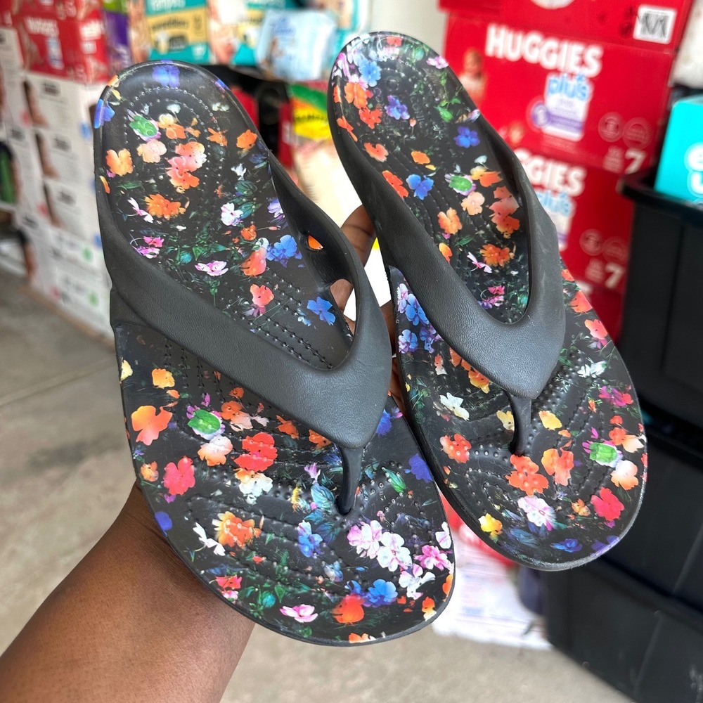 Crocs Kadee II Floral Print Flip Flop Sandals Black Women's Size 9 Shoes - Picture 9 of 10